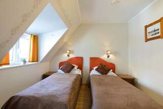 Отель Hansalinn Пярну Небольшой двухместный номер в мансарде с 2 отдельными кроватями-2